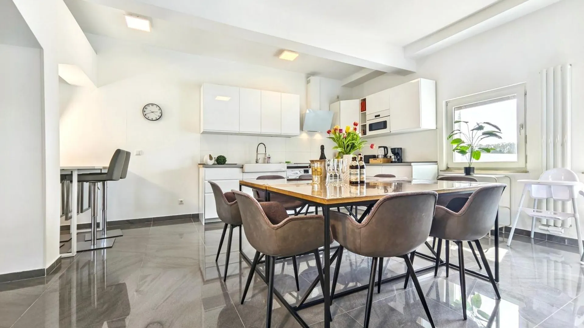 Apartment Loft Fuer Bis Zu 12, Whirlpool, Infrarotsauna, Arcade-Spiele, Tischfussball, Wii Nuremberg